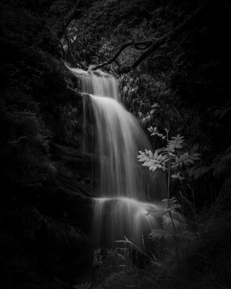 Refresher Vourse- waterfall in black and white